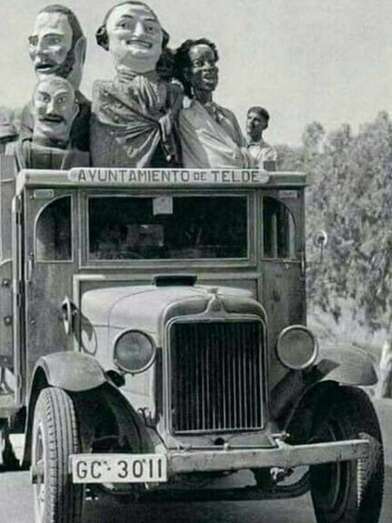 Camión municipal transportando un grupo de papagüevos/TA.